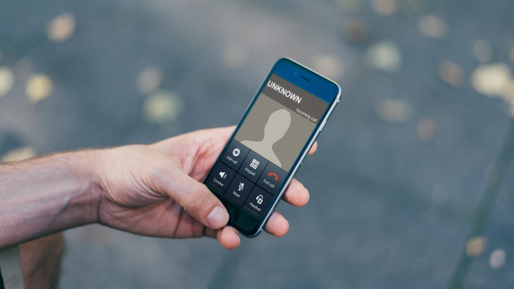 Panggilan telepon spam dari nomor tak dikenal di smartphone