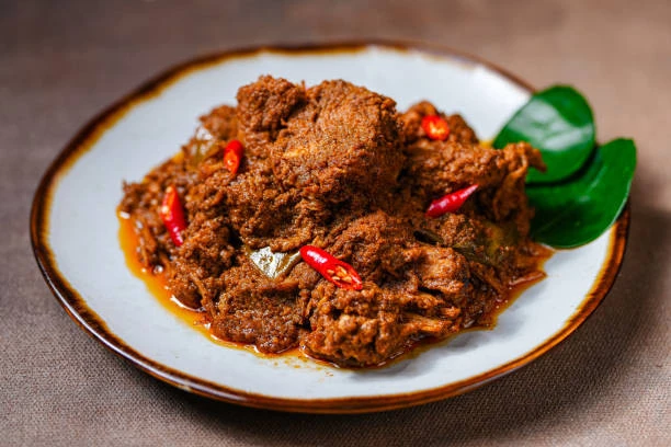 Gambar rendang daging sapi khas Padang dengan bumbu rempah kental