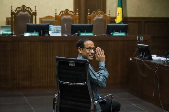 Majelis hakim menegaskan larangan penggunaan ponsel di meja sidang dalam persidangan kasus dugaan korupsi pengadaan Chromebook di Pengadilan Tipikor Jakarta.
