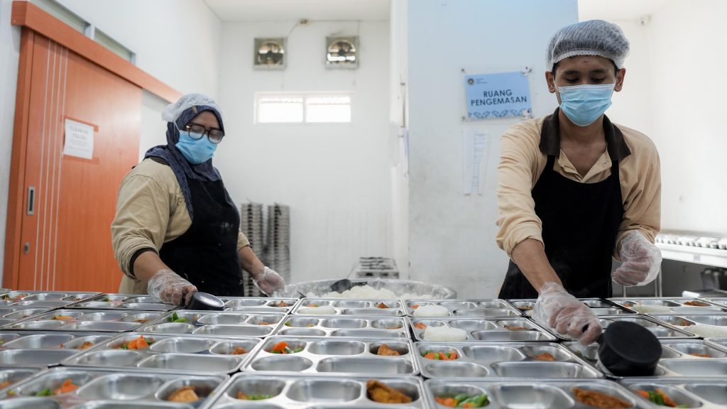 Petugas SPPG menyiapkan makanan bergizi sesuai standar higiene sanitasi