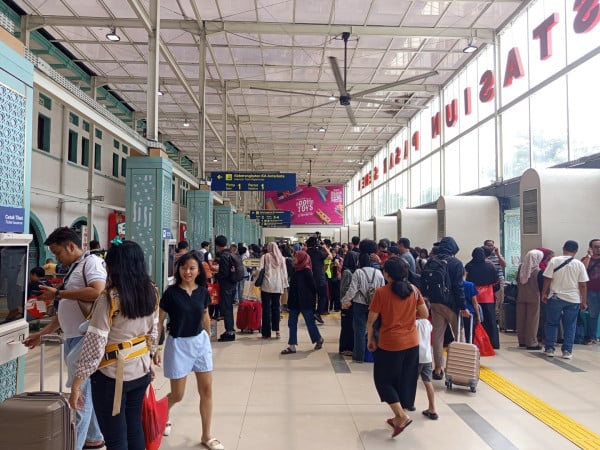 Lonjakan penumpang kereta api di Stasiun Daop 1 Jakarta selama periode Natal dan Tahun Baru.