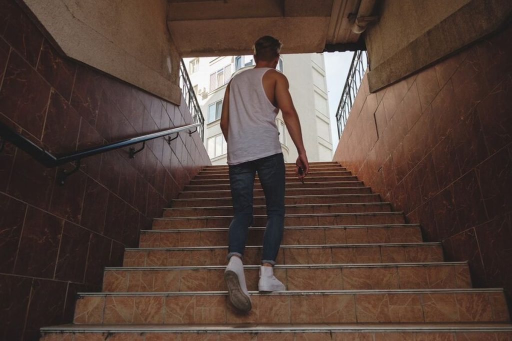 Seseorang terengah-engah saat naik tangga sebagai respons aktivitas fisik