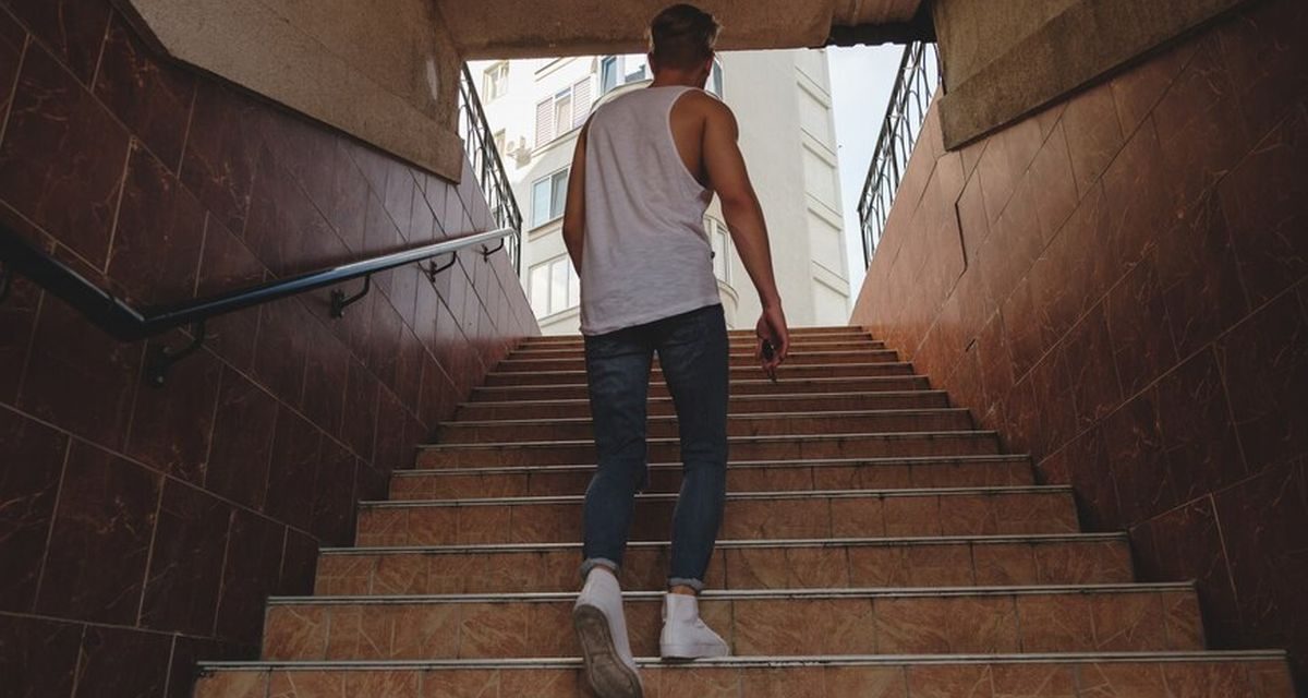Terengah Saat Naik Tangga: Normal atau Perlu Diwaspadai?