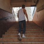 Terengah Saat Naik Tangga: Normal atau Perlu Diwaspadai?