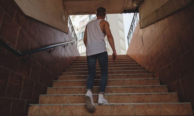 Terengah Saat Naik Tangga: Normal atau Perlu Diwaspadai?