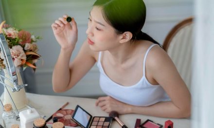 6 Rahasia Touch Up Makeup Lebaran agar Tahan Lama Seharian