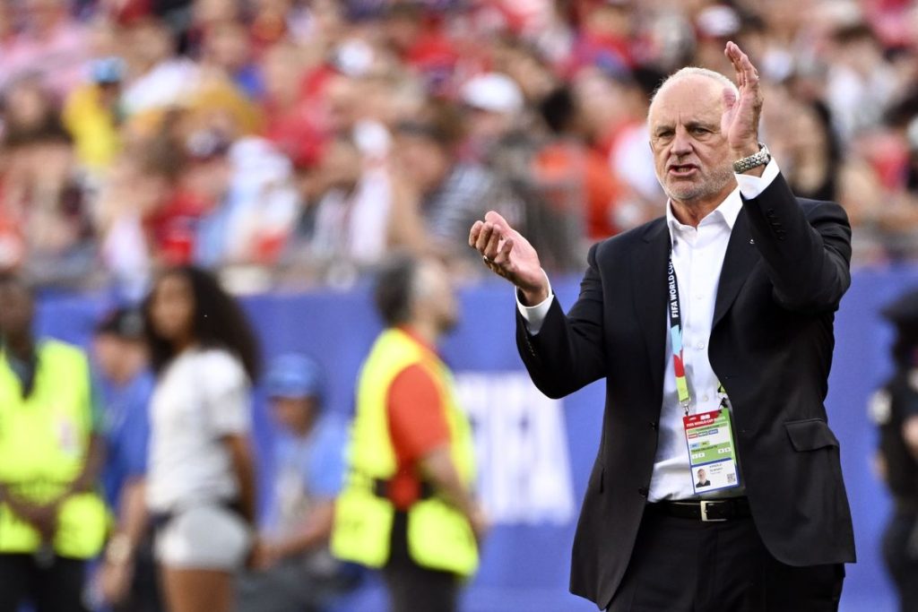 Graham Arnold memberikan instruksi kepada pemain Timnas Irak
