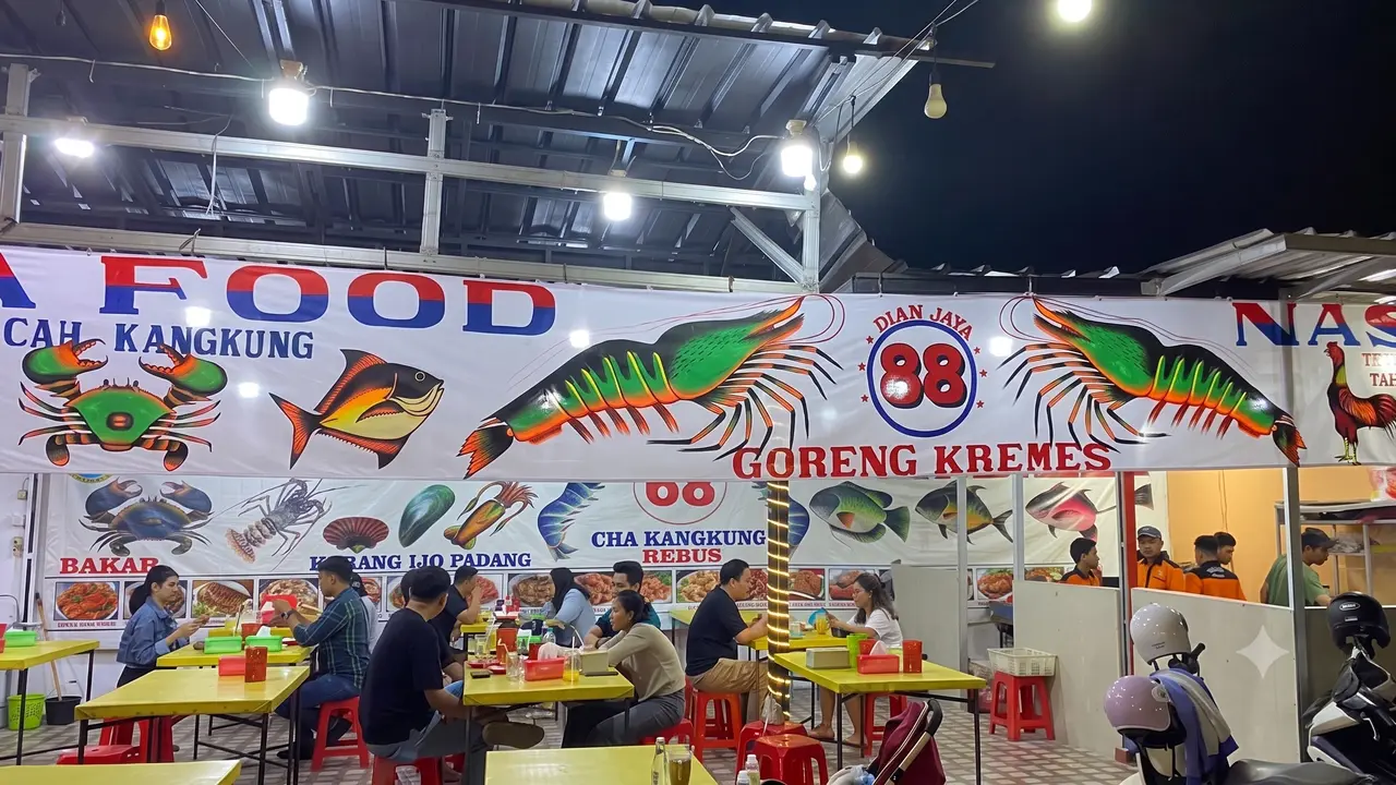 Suasana salah satu tempat makan legendaris di Kemang, Jakarta Selatan, yang menyajikan beragam kuliner Nusantara dan internasional dengan cita rasa autentik.