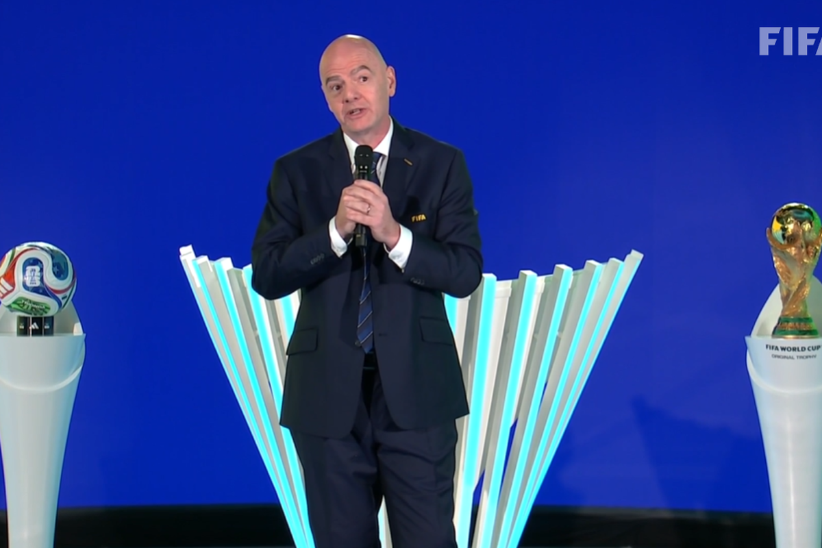 Presiden FIFA Gianni Infantino mendapat kritik terkait dugaan intervensi politik dan isu integritas menjelang final Piala Dunia 2026.
