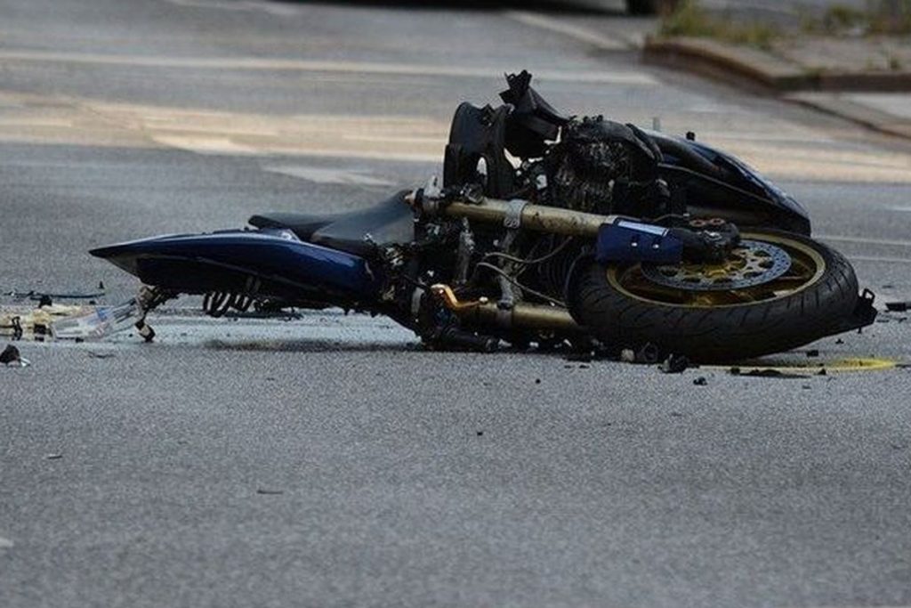Petugas kepolisian melakukan olah TKP kecelakaan yang melibatkan sepeda motor dan truk di Jalan Daan Mogot, Cengkareng, Jakarta Barat.