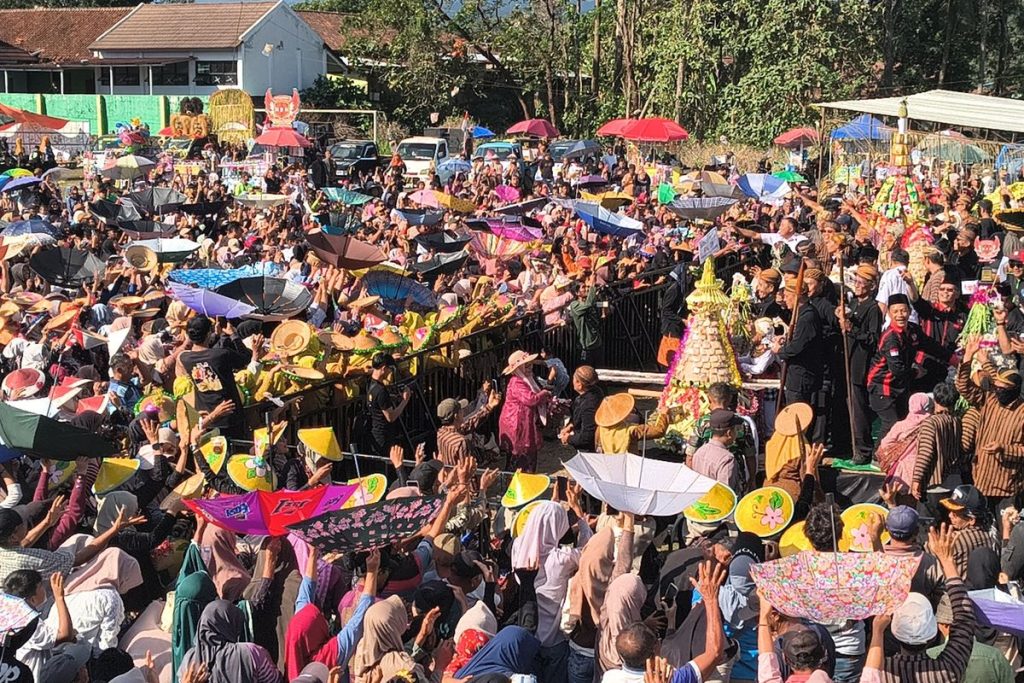 Kirab gunungan apem dalam Tradisi Wahyu Kliyu di Desa Jatipuro, Karanganyar,