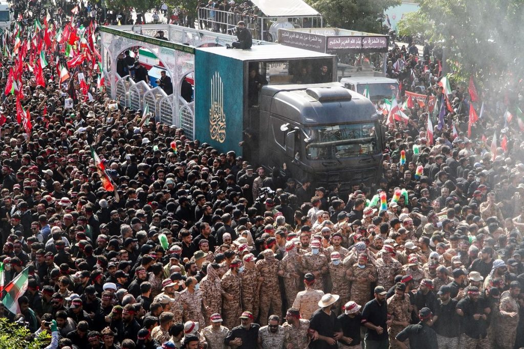 Suasana pemakaman Ayatollah Ali Khamenei di Mashhad di tengah meningkatnya konflik Amerika Serikat dan Iran serta memanasnya situasi di Selat Hormuz.