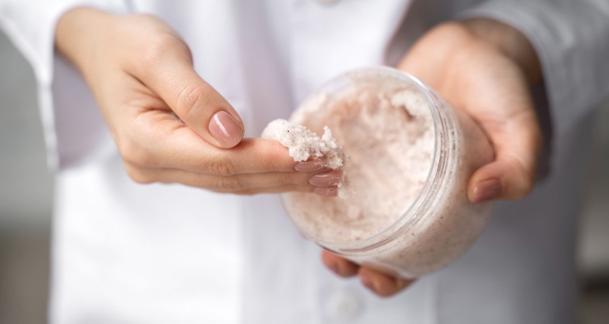 7 Cara Menggunakan Body Scrub yang Benar agar Kulit Halus dan Tetap Sehat