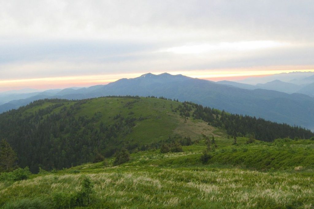 Panorama alam Gunung Galunggung di Tasikmalaya dengan kawah hijau dan perbukitan yang menjadi destinasi wisata favorit wisatawan.