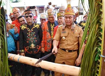 Tradisi Tetek Pantan, Simbol Kehormatan dan Kearifan Suku Dayak