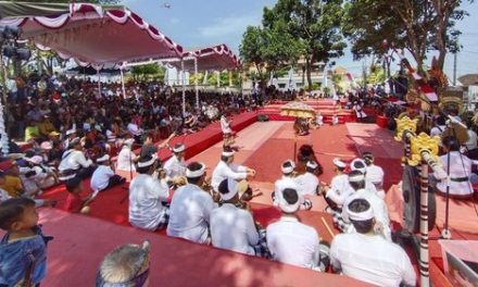Ribuan Warga Semarakkan Parade Seni Budaya HUT LPD Bedha