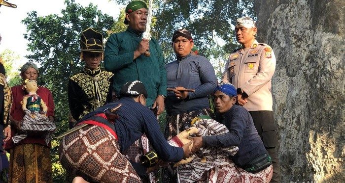 Prosesi penyembelihan boneka bekakak dalam Upacara Adat Saparan Bekakak 2026 di Situs Gunung Gamping, Sleman, Yogyakarta.