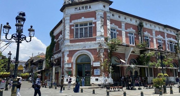 Wisatawan menikmati suasana Kota Lama Semarang yang ramai dikunjungi saat musim libur sekolah 2026.