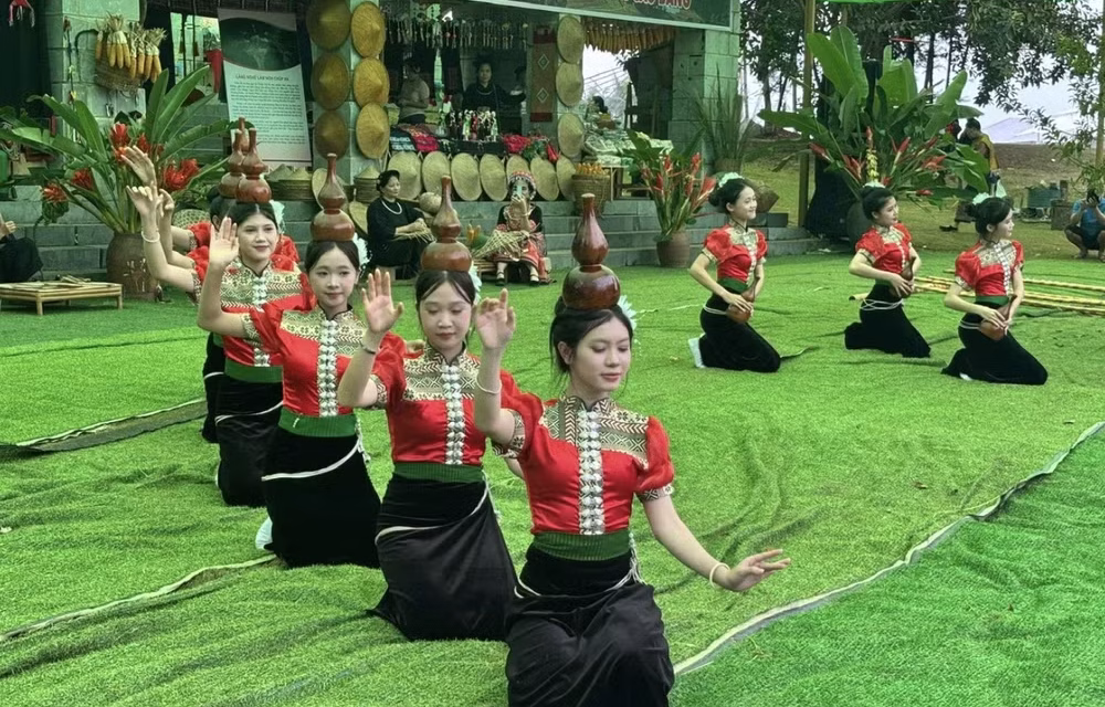 Festival Budaya Etnis Vietnam Meriahkan Libur Hari Nasional