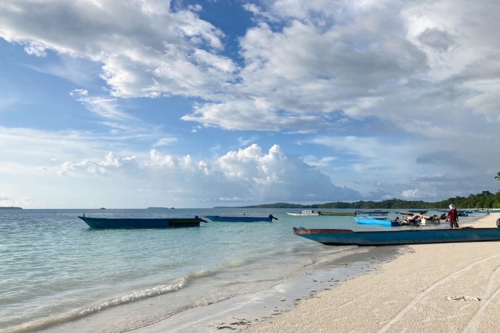 Rekomendasi destinasi slow travel di Indonesia untuk menikmati liburan santai dengan pesona alam dan budaya lokal.