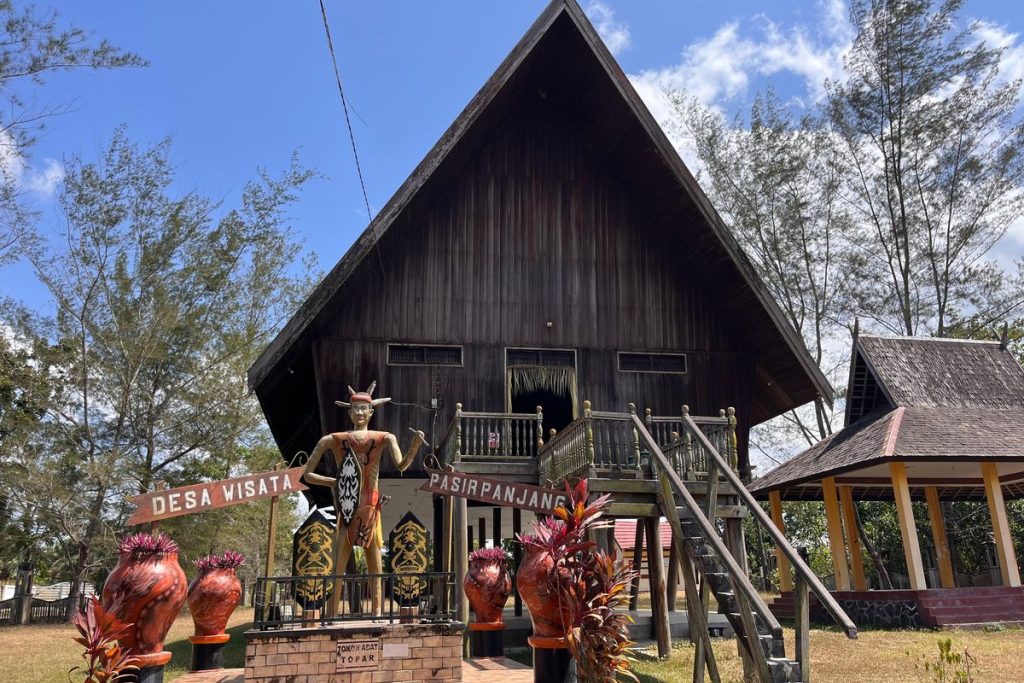Rumah Adat Betang Pasir Panjang di Kalimantan Tengah sebagai warisan budaya khas suku Dayak.