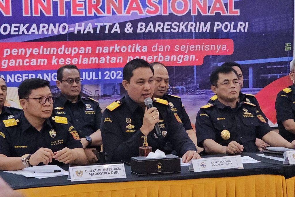Petugas mengamankan pilot Malaysia yang diduga menyelundupkan 25 kilogram ekstasi di Bandara Internasional Soekarno-Hatta.