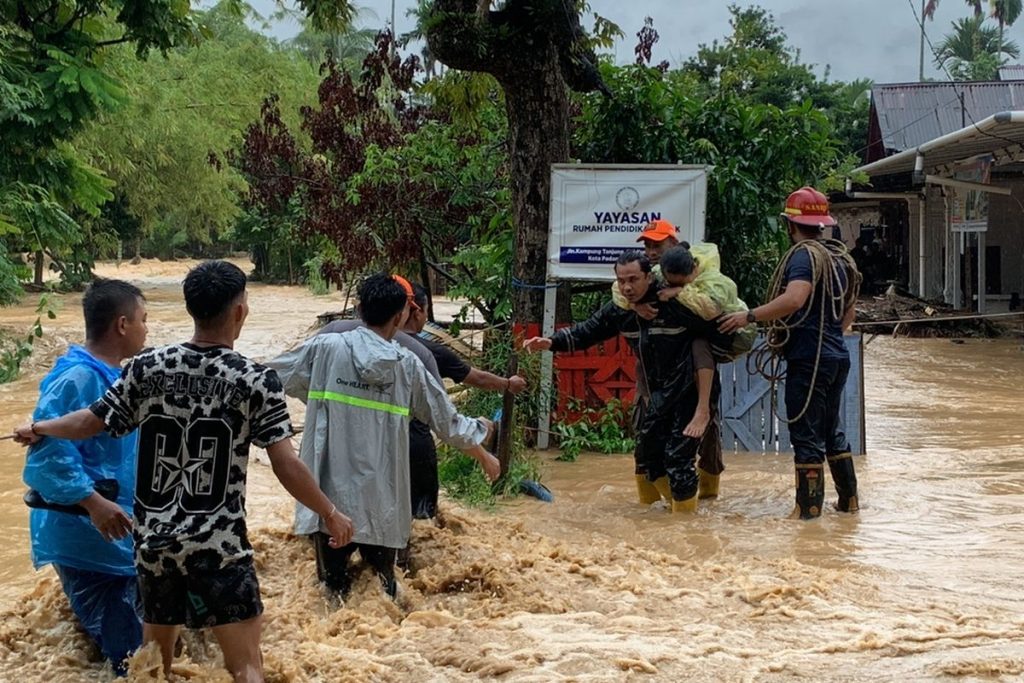 Petugas SAR mengevakuasi warga saat banjir merendam permukiman di sejumlah kecamatan di Kota Padang, Sumatera Barat.