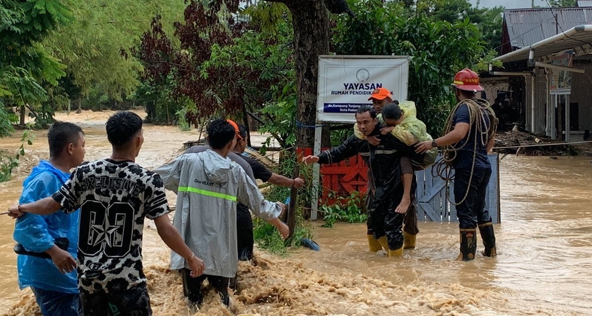 Banjir Padang Lumpuhkan Permukiman, Ratusan KK Mengungsi