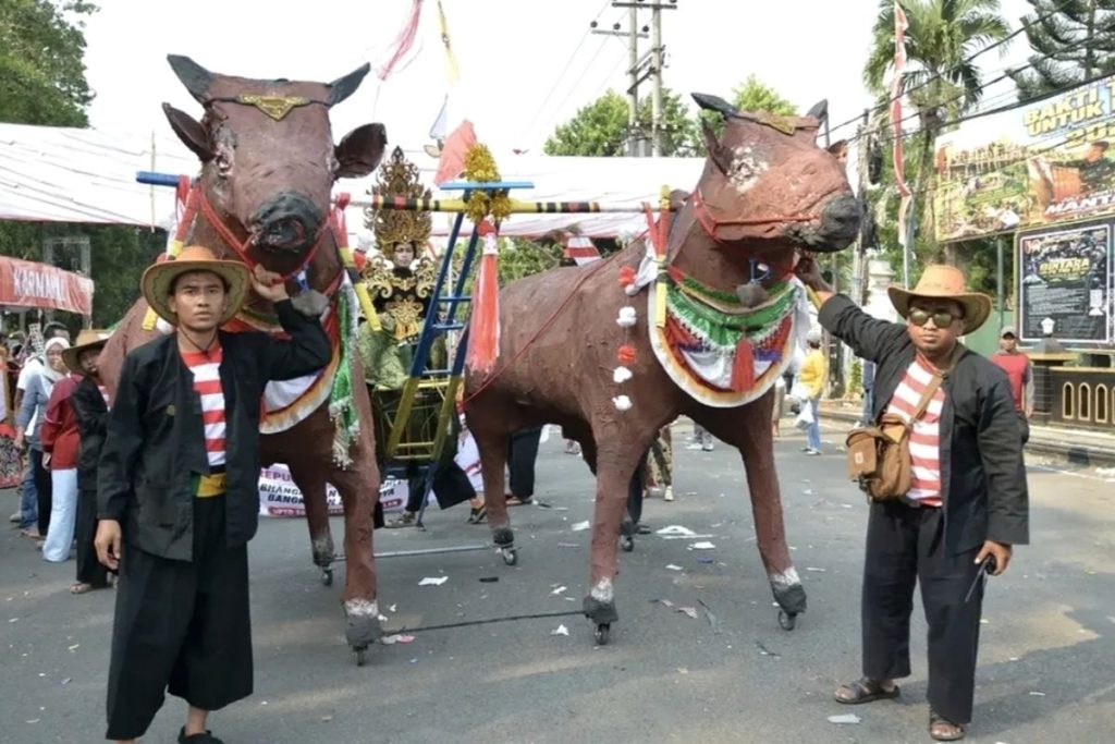 Patung karapan sapi raksasa karya SDN Mlajah 2 dalam Karnaval SD di Bangkalan.