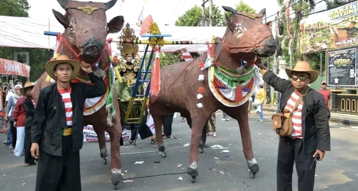 Patung Karapan Sapi Raksasa Curi Perhatian di Karnaval SD Bangkalan