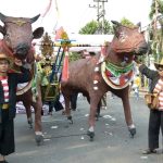 Patung Karapan Sapi Raksasa Curi Perhatian di Karnaval SD Bangkalan
