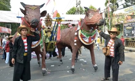 Patung Karapan Sapi Raksasa Curi Perhatian di Karnaval SD Bangkalan