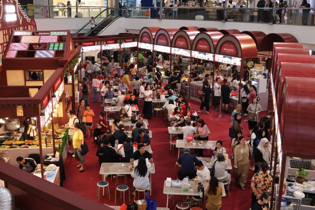 Suasana Kampung Legendaris Mal Ciputra Jakarta yang menghadirkan lebih dari 40 kuliner khas Nusantara.