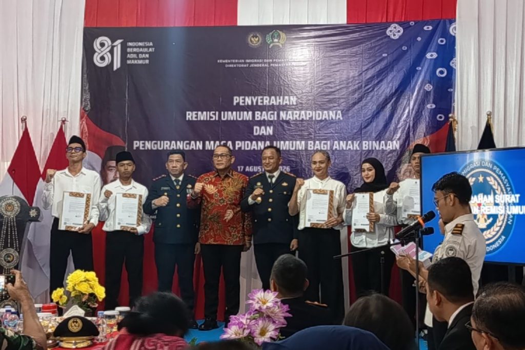 Warga binaan menerima remisi HUT ke-81 RI dalam