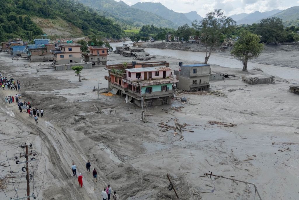 Tim penyelamat mencari korban banjir dahsyat di Nepal dan Tibet