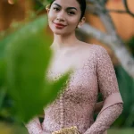 Pesona Ariel Tatum Kenakan Kebaya Pink di Resepsi Pura Mangkunegaran