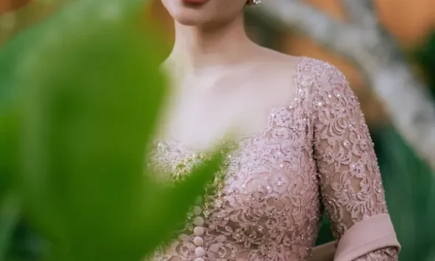 Pesona Ariel Tatum Kenakan Kebaya Pink di Resepsi Pura Mangkunegaran