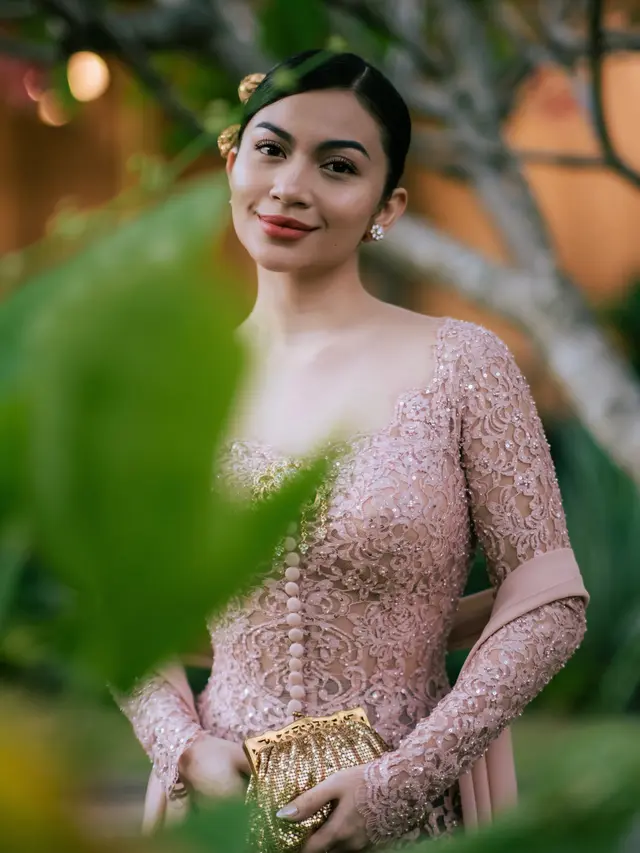 Ariel Tatum mengenakan Kebaya Rangkai Mawar pink