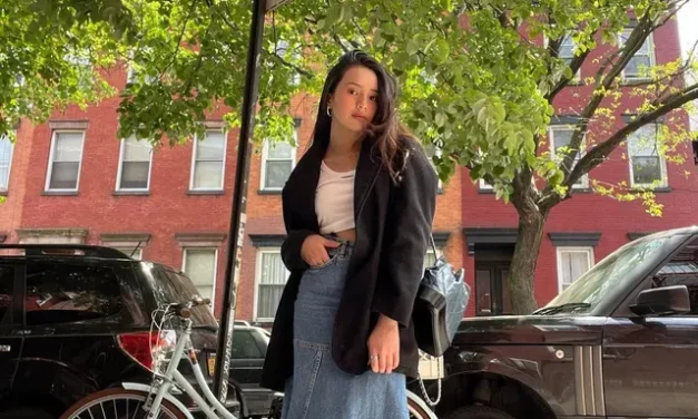 Denim Maxi Skirt Jadi Andalan Fashion, Ini Cara Memilih dan Memadukannya