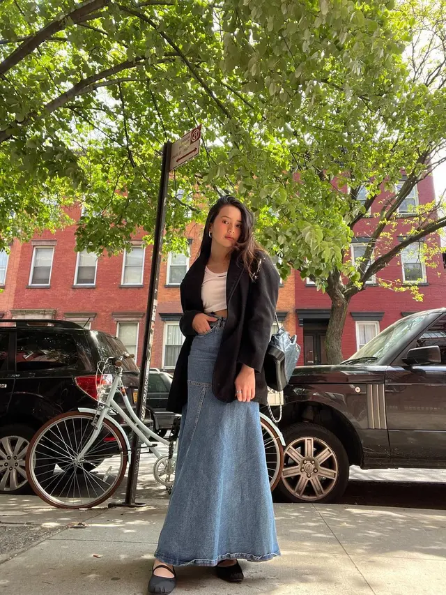 Inspirasi denim maxi skirt untuk gaya kasual dan outfit kantor