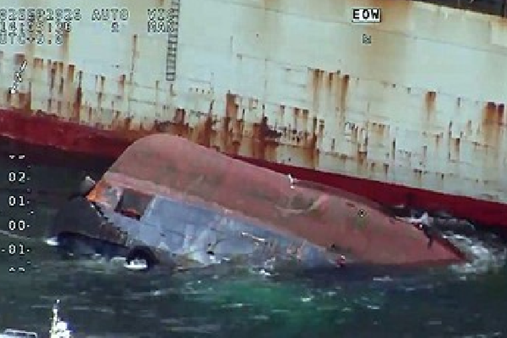Kapal tunda terbalik di perairan Busan Korea Selatan