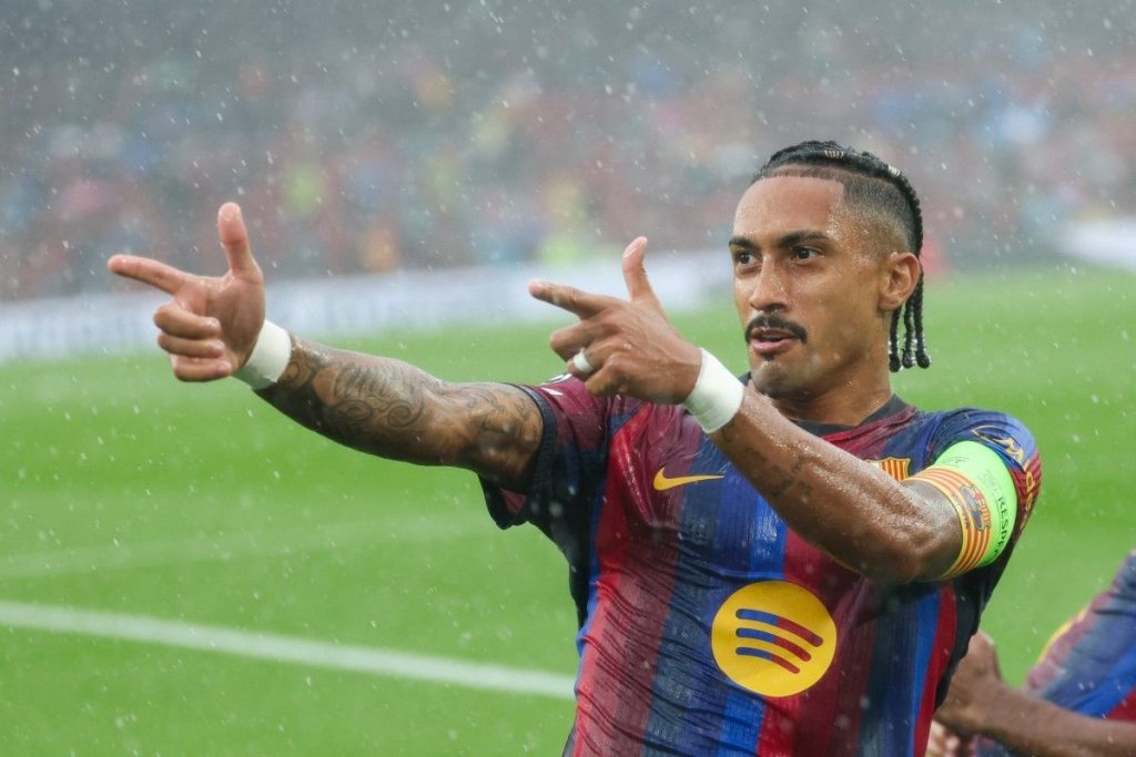 Raphinha cetak hat-trick bersama Barcelona