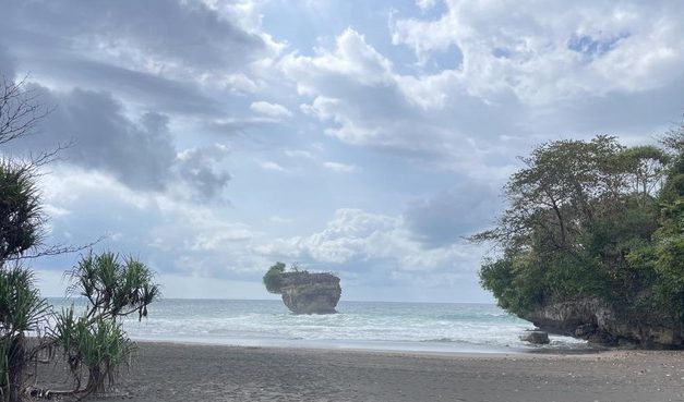 Pantai Madasari, Pesona Tersembunyi Pangandaran untuk Camping dan Wisata Kuliner