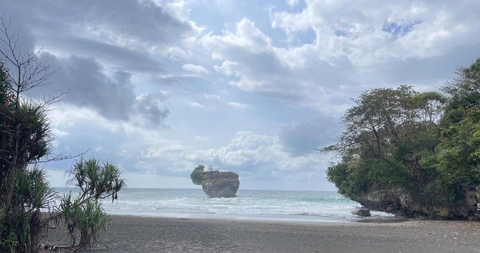Pantai Madasari, Pesona Tersembunyi Pangandaran untuk Camping dan Wisata Kuliner